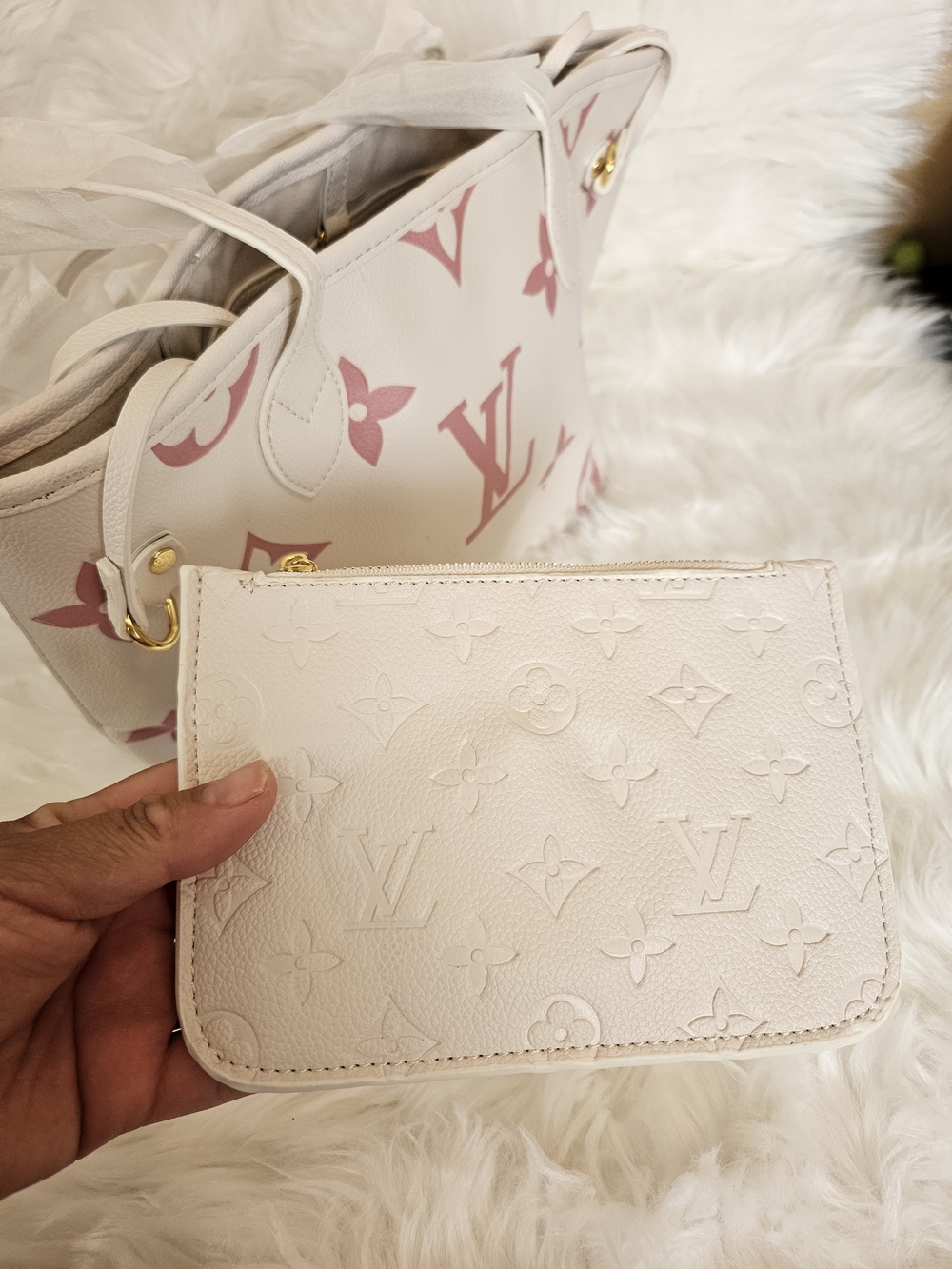 💗 White & Pink Monogram Shoulder Bag - Picture 5 of 10
